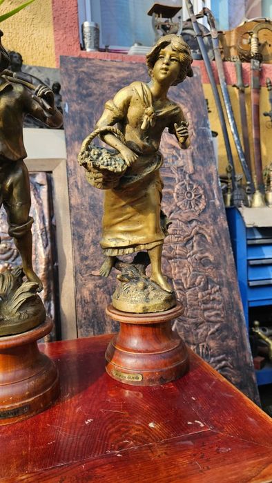 Două vechi statuiete din bronz Semnate