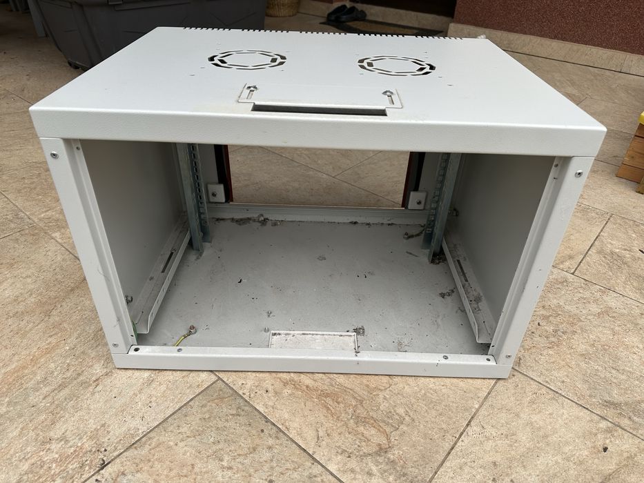 Rack perete Estap 9U – ușă sticlă, cheie, metalic – stare bună