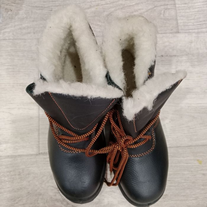 Продам спецобувь 42 размера