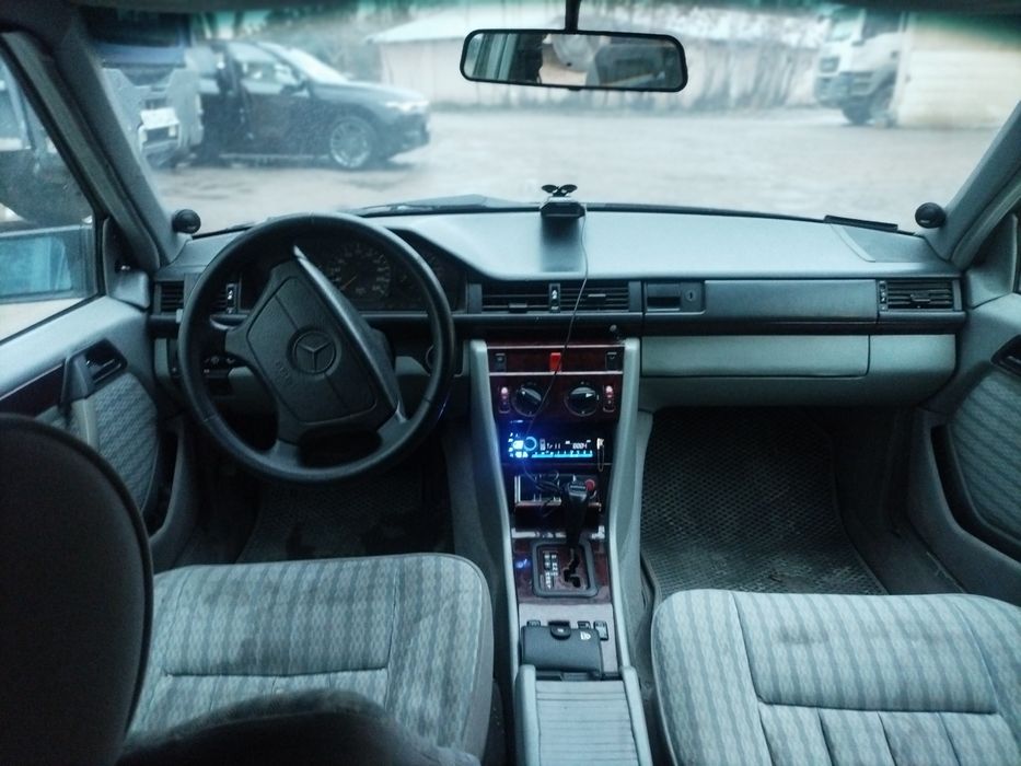 Mersades  benz 124w srochna sotiladi naxtga