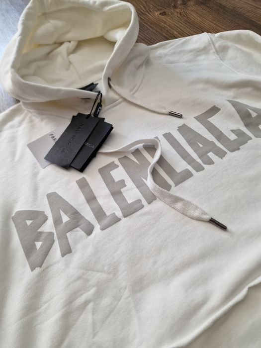 Страхотен мъжки суитчър BALENCIAGA размер M L XL 2XL 3XL 



Страхот