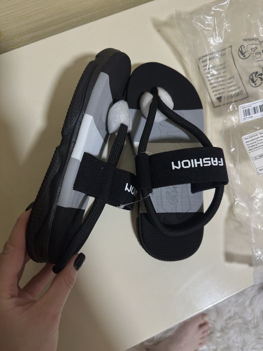 Продам сандали новые