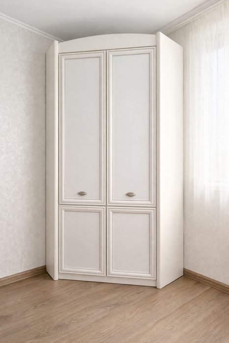 Продаётся угловой белый распашной шкаф