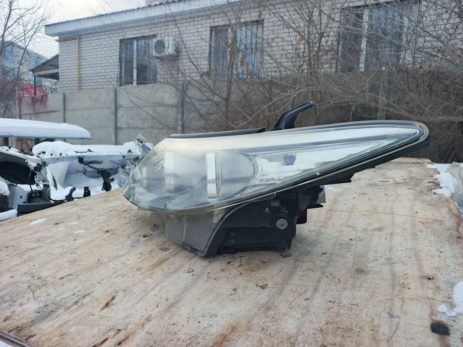 Фара Тойота Эстима 2009-12