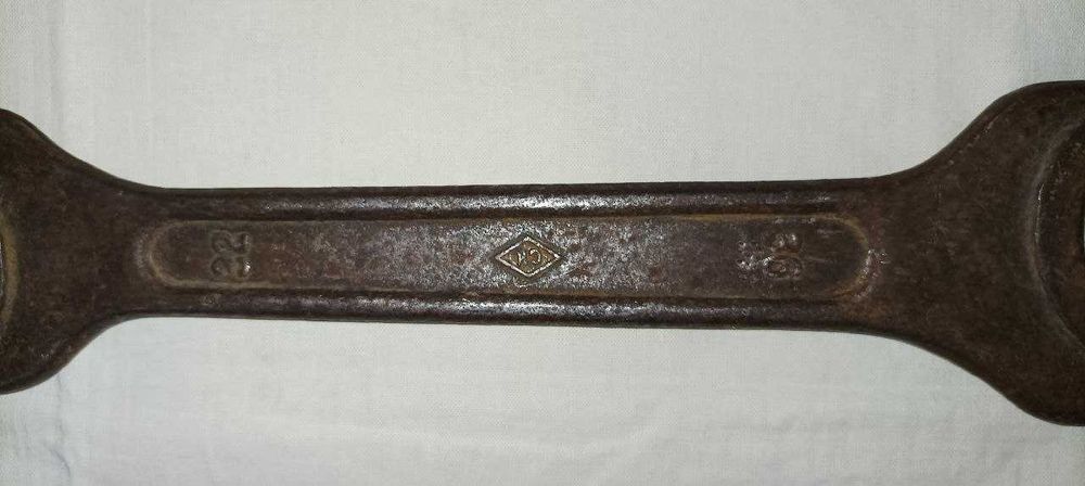 Гаечный ключ и плоскогубцы