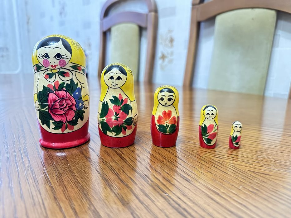 Игрушки ( набор парикмахера,куклы, лопатки и т.д)