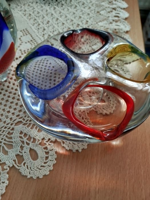 Фигурки от шарено стъкло