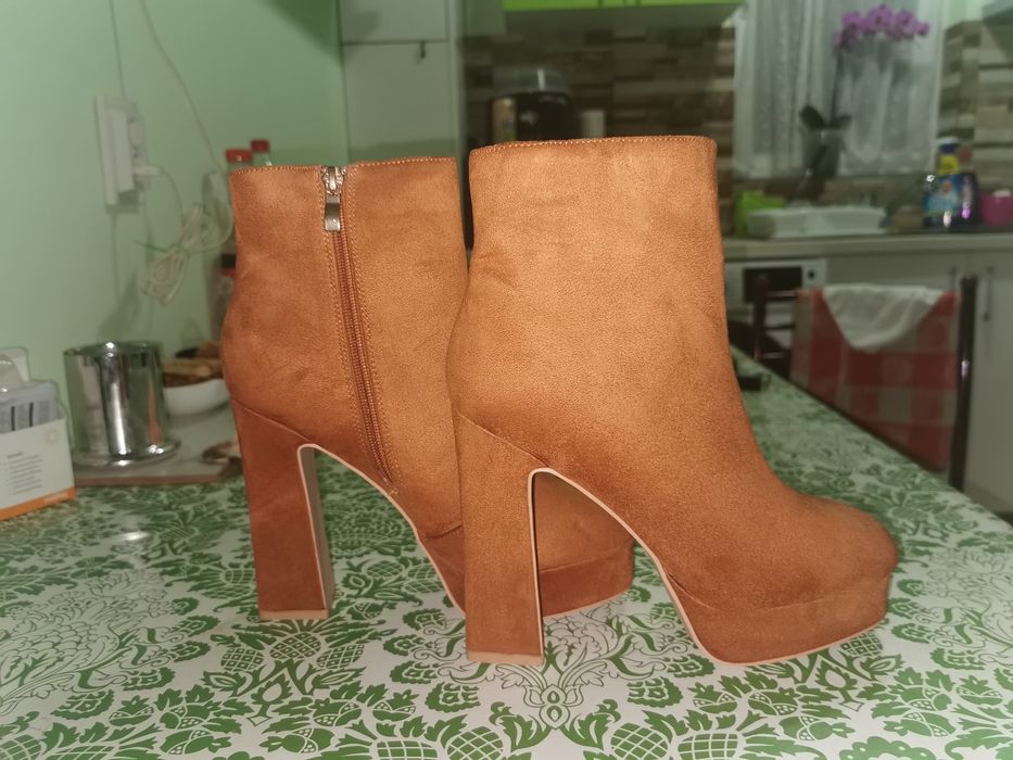 Vand botine in stare noua