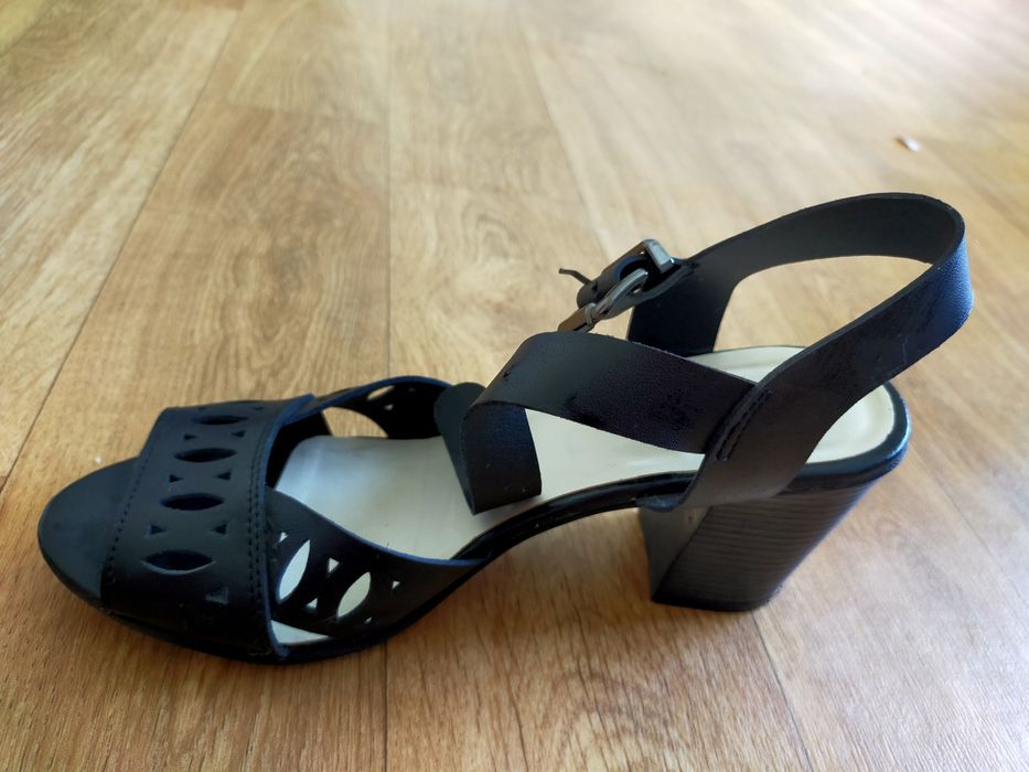 Продам кожаные босоножки