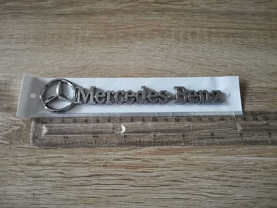 сребрист надпис Mercedes-Benz малък размер
