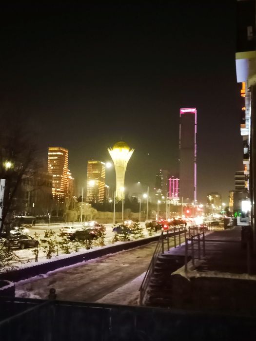 Продам полноценную просторную двух комн 82 КВ.м кварт вид на Байтерек