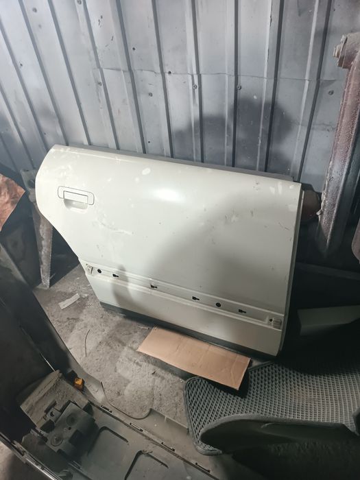 Продаётся дверные карты от Мерседес Е-ка ,двери от 14го, дверь от Ауди