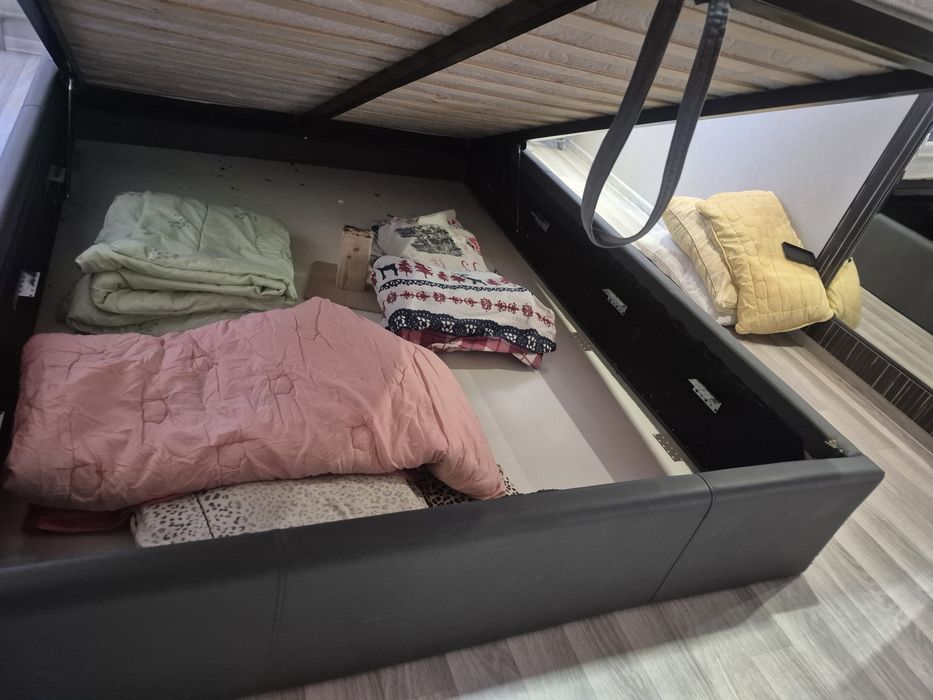 Продам Кровать б у с матрасом