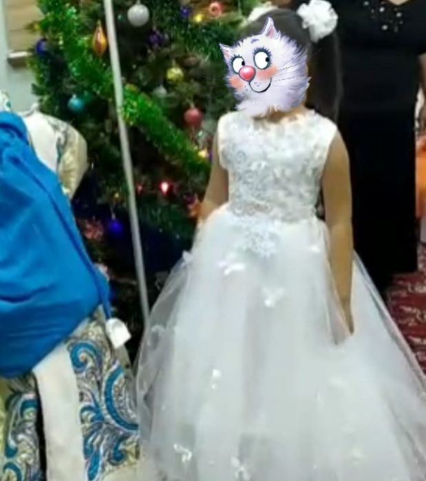 Пышное белое платье, нарядное, как свадебное