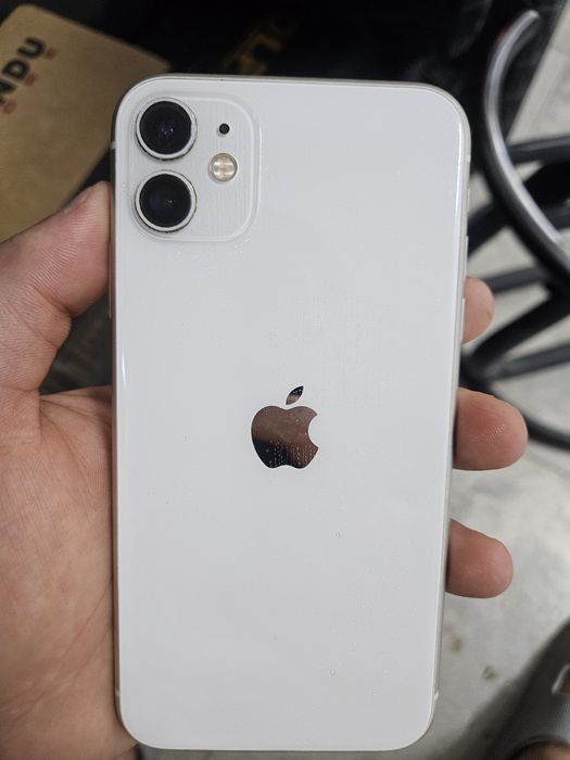 Samsung S23 и iPhone 11