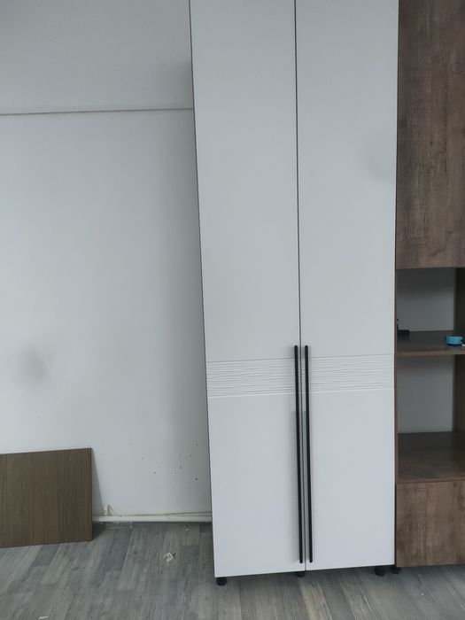 Шкаф новый стоит в офисе