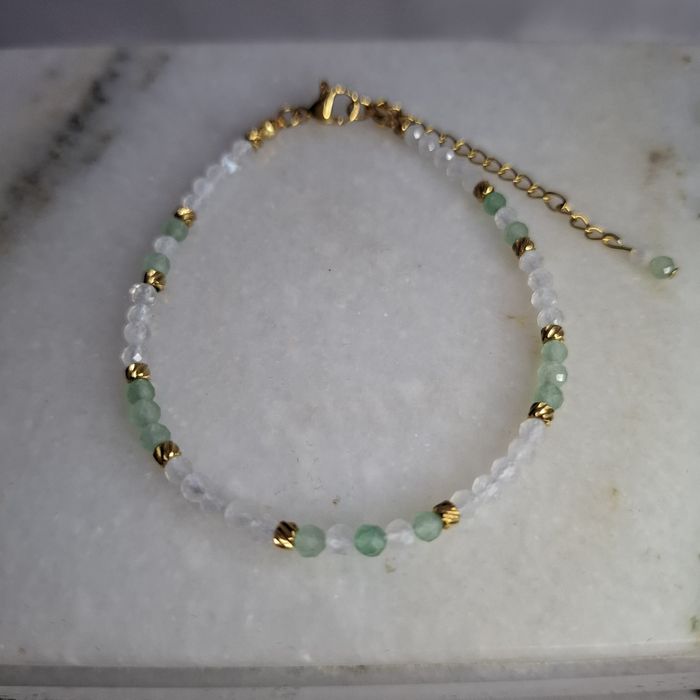 Гривни от естествени камъни