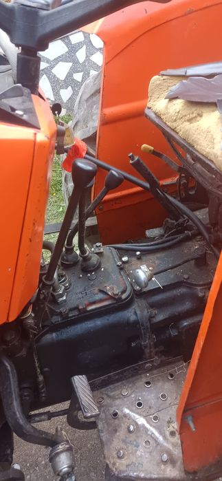 Tractor cu încărcător UTB550