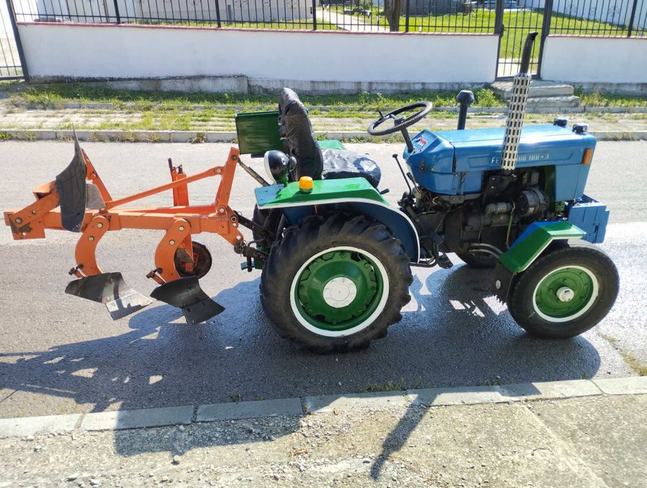 Трактор със оборудване и резервни части