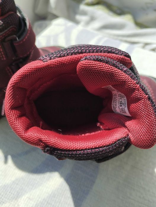 Детски обувки Adidas подходящи за есен и зима.