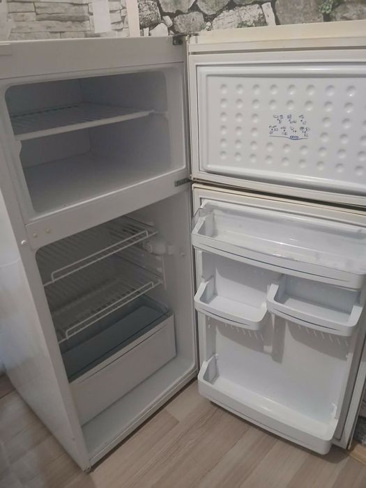 Хладилник с фризер