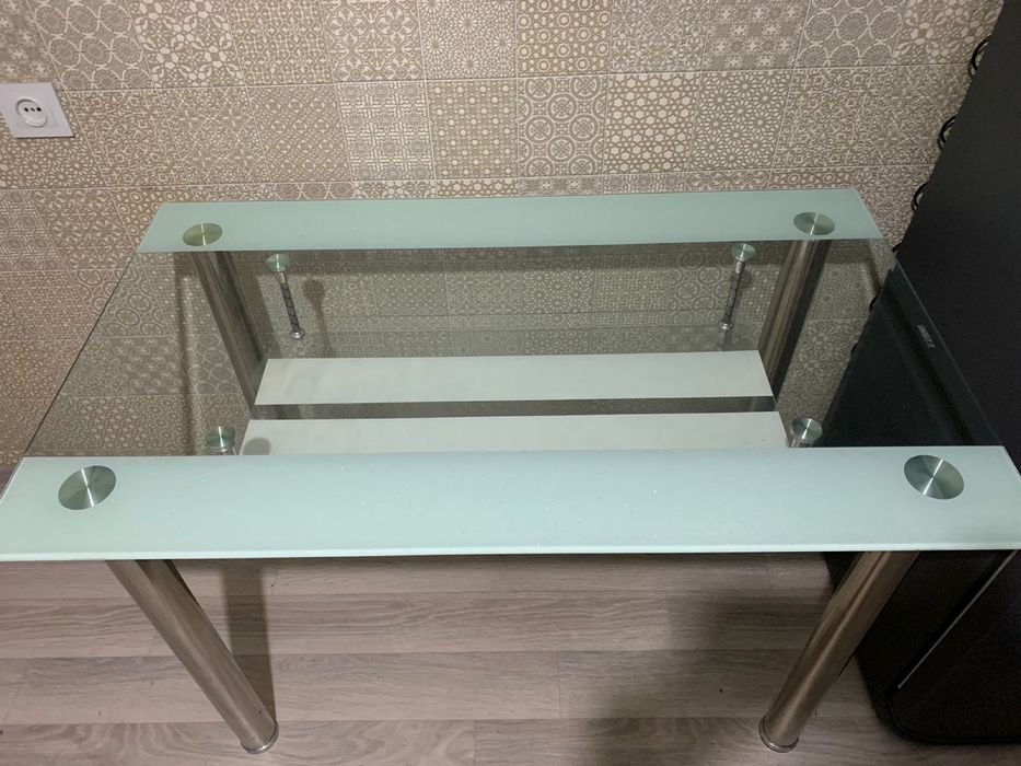 Продам стеклянный стол