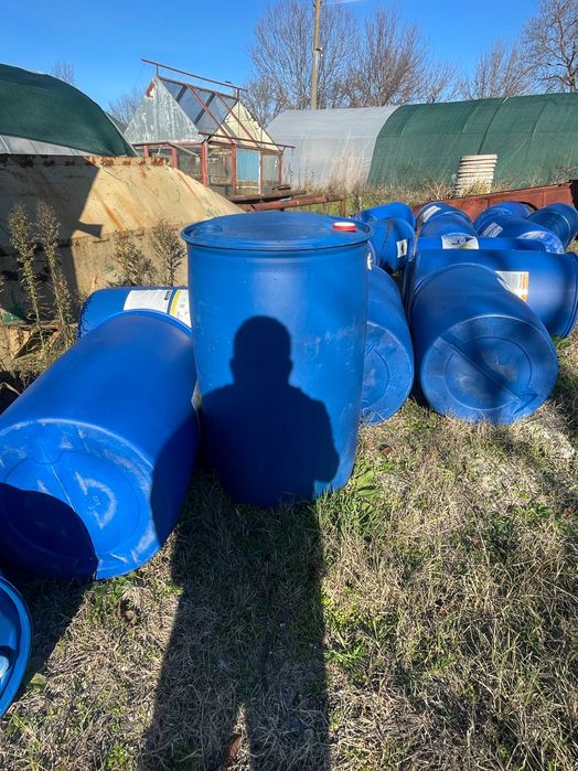 Пластмасов бидон 220 л. с пробки, дебелостенен