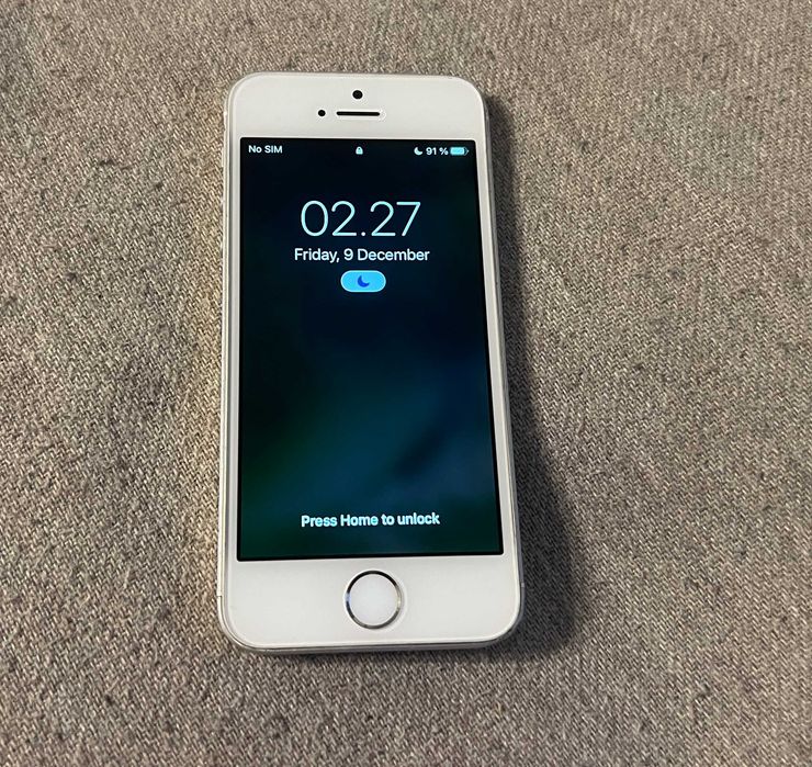 iPhone SE 16GB Silver, functioneaza dar este blocat cu parola