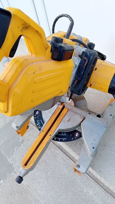 Vând circular dewalt de taiat în unghi cu șină