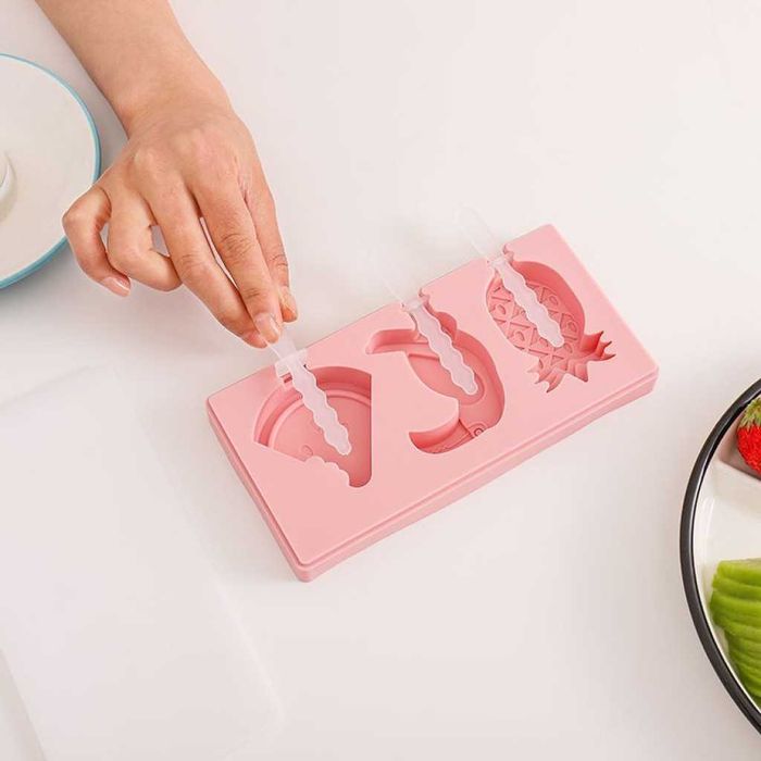 Силиконова форма за сладолед за многократна употреба.