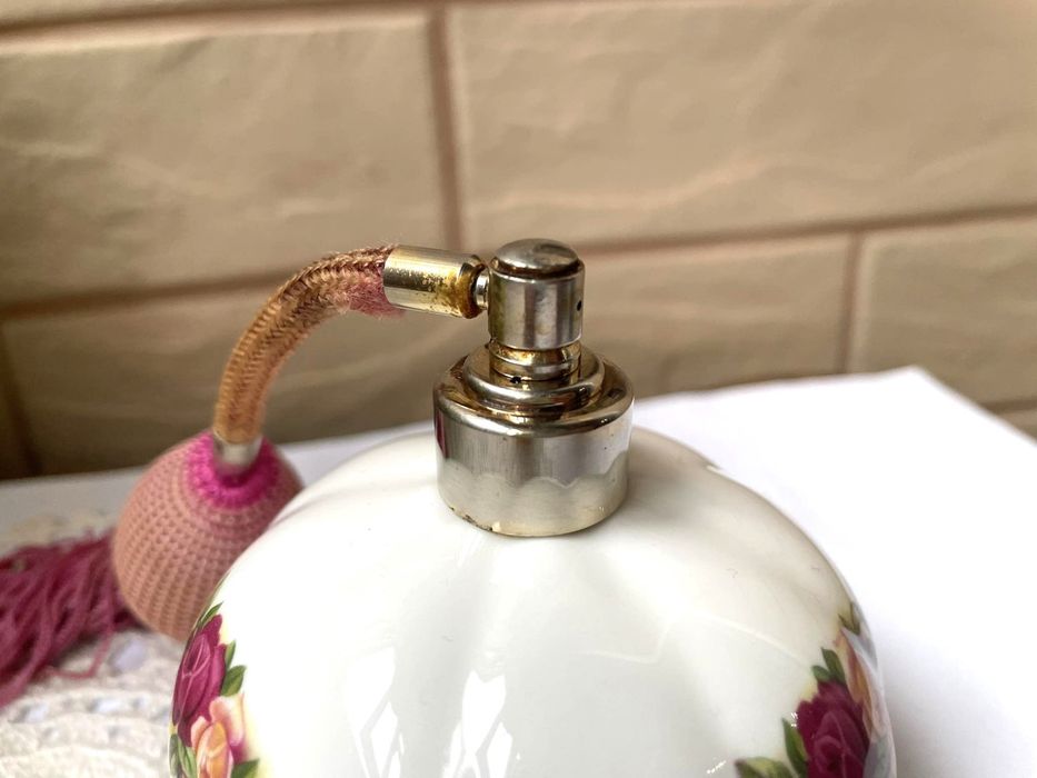 ROYAL ALBERT красиво порц.шише за парфюм от Англия