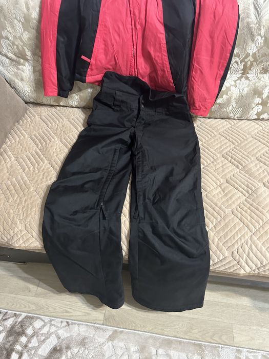 Лыжный костюм и перчатки