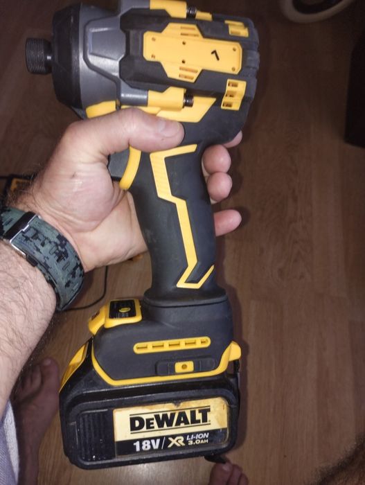 Replica brusheless DeWalt 18V nouă nefolosită  și autofiletnata  cu încărcător defect