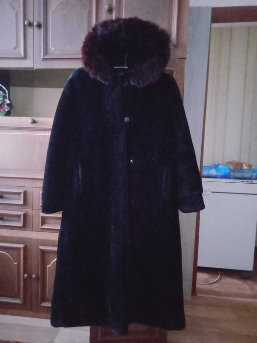 Шуба   мутон женская  раз 50 цена   3000  тенге , из нутрии  46 р 7000