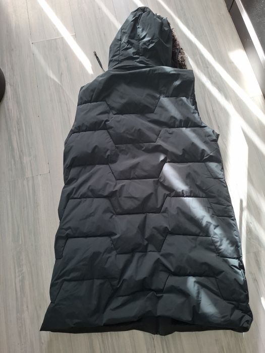 Дамски зимен елек с качулка.