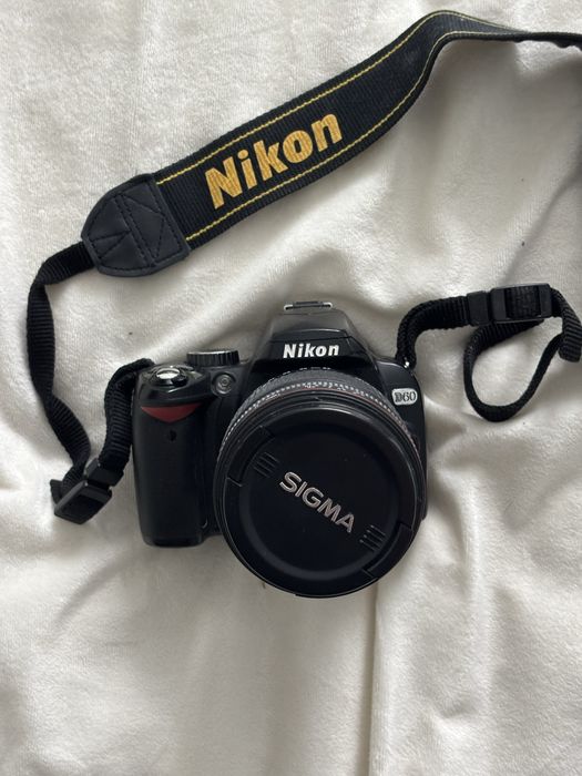 Kit DSLR Nikon D60 + obiectiv Sigma 28–300mm | Zoom puternic + baterii + încărcător + gentuță bonus