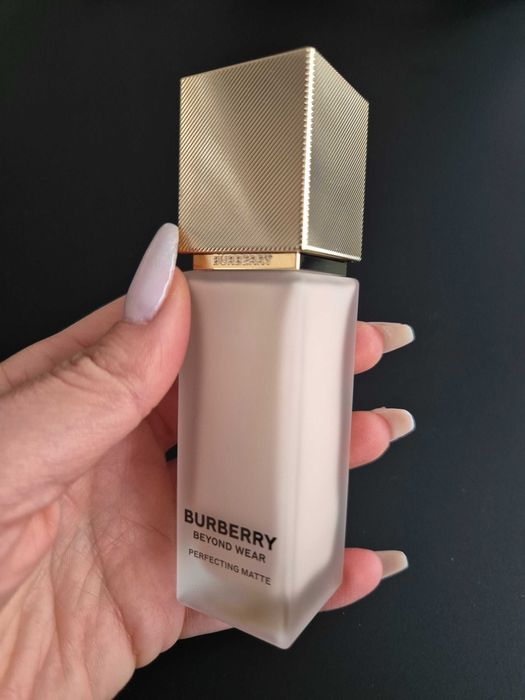 Фон дьо тен Burberry Beyond Wear Perfecting Matte