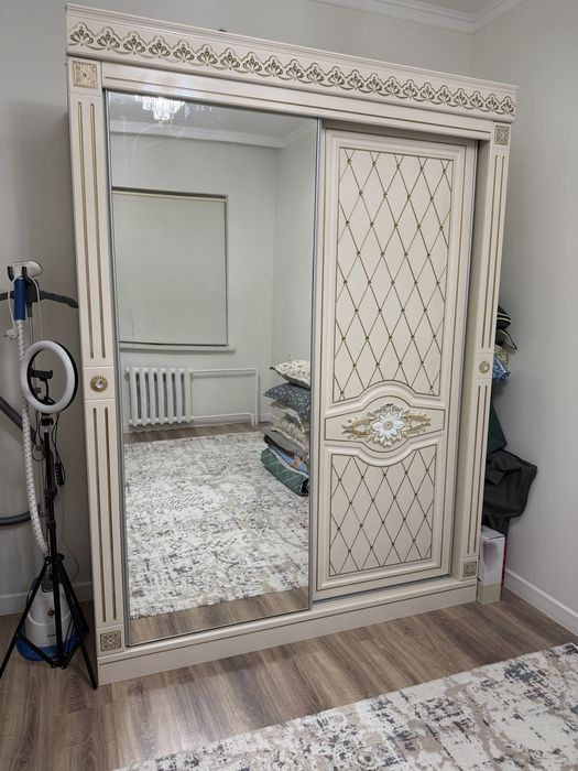 Шифорнер купе с зерколом