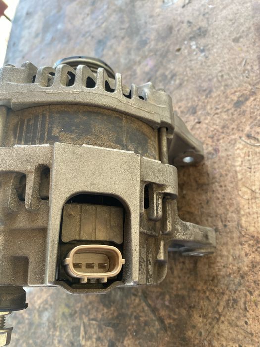 Алтернатор / Генератор за нисан кашкай 1.6 бензин