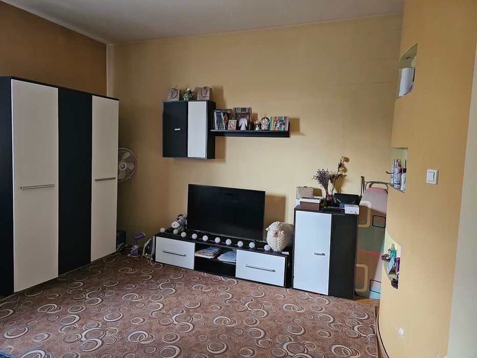 Apartament la casă curte comună