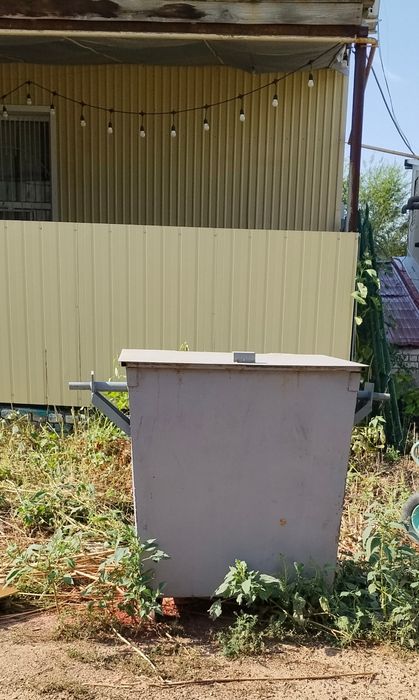 Продаём мусорные баки.