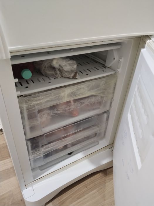 Продаю холодильник Indesit