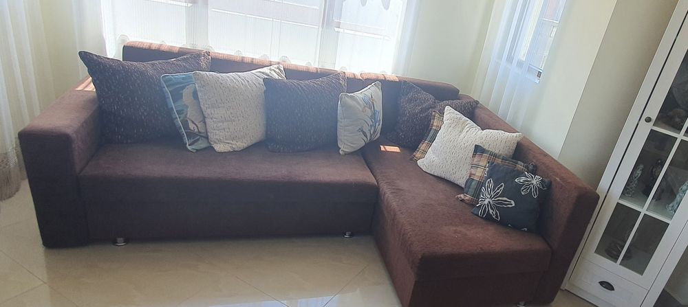 Colțar Extensibil Cu Perini Decorative Și Tabureți