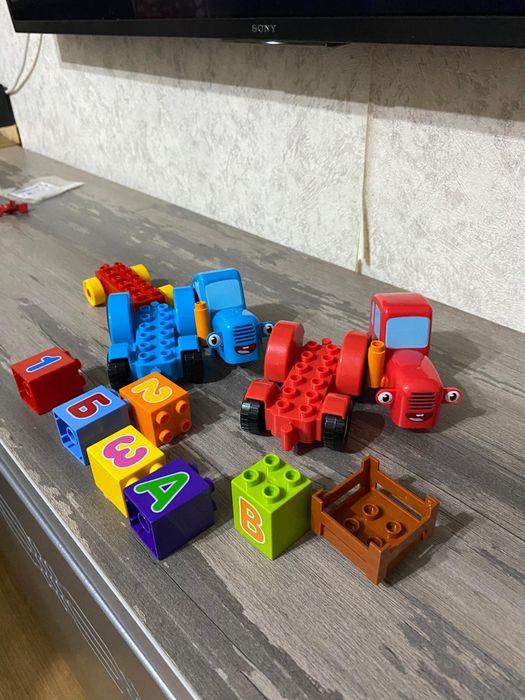 Продам конструктор синий трактор .