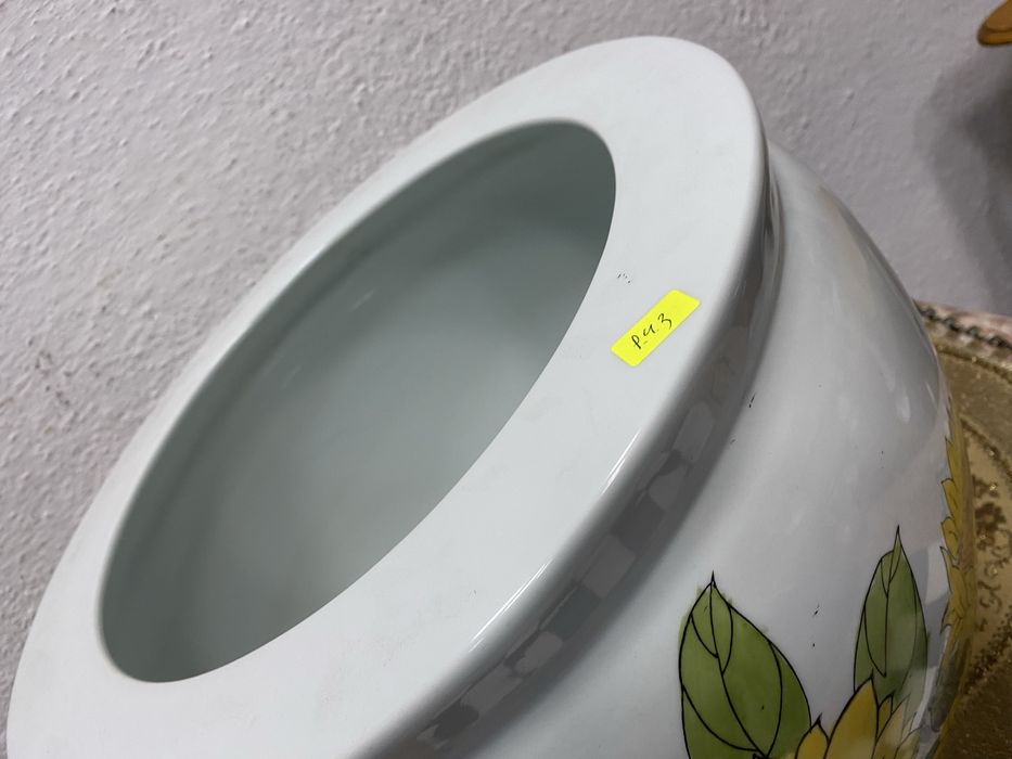 Огромна порцеланова кашпа