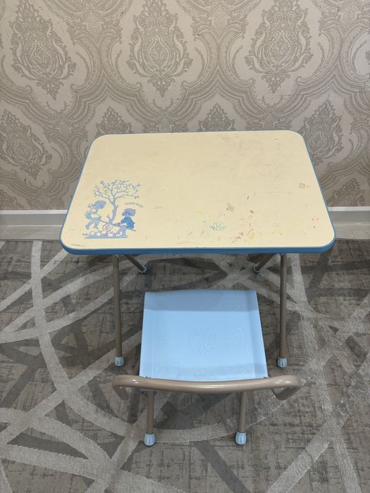 Детский стол и стулья