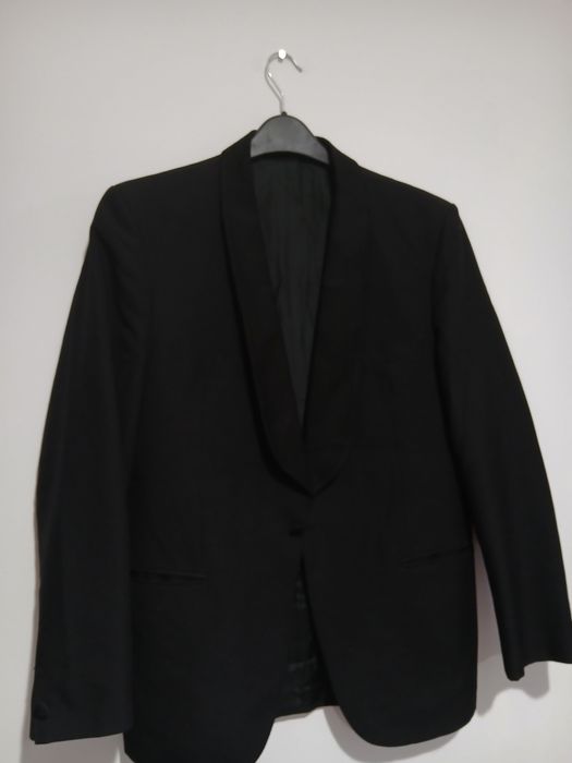 Sacou negru barbati marimea 46-48 sau M-L in stare perfecta
Dimensiuni:
- latimea intre umeri 46 cm
- latimea intre axile 52 cm
- circumferinta bust 1
