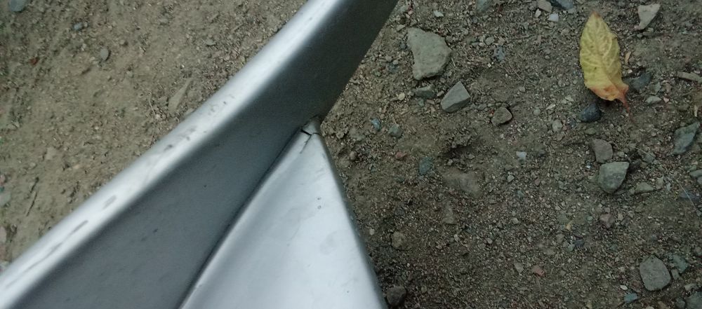 Продам спойлер требует ремонта
