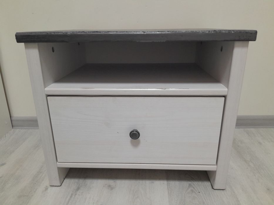 Стол и 2 тумбочки