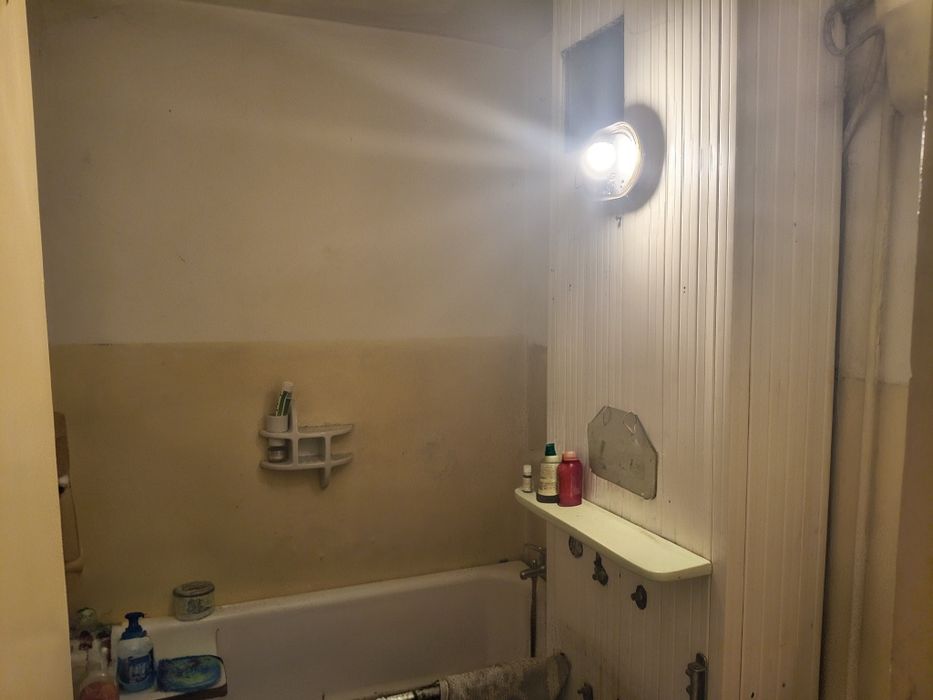 Garsoniera 24mp. cu balcon, centrala, baie, hol si bucatarie